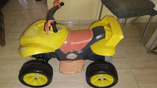 Moto de juguete amarilla