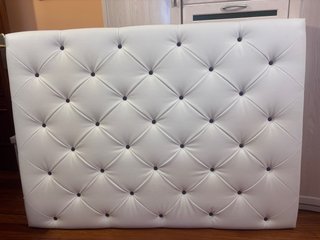 Cabecero de cama blanco capitoné