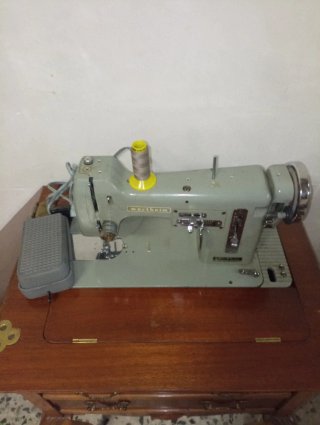 Máquina de coser Wertheim eléctrica.