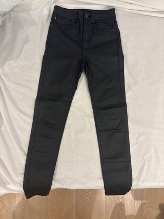 Pantalón cuero negro estrecho