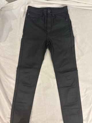 Pantalón cuero negro estrecho