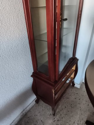 Mueble vitrina antiguo de madera y cristal