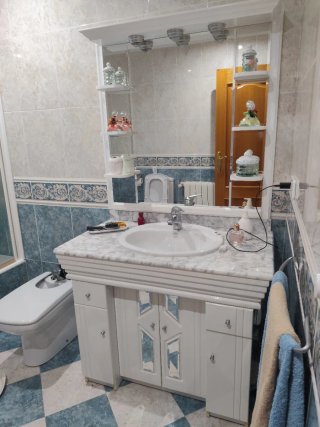 Mueble de baño con lavabo y espejo