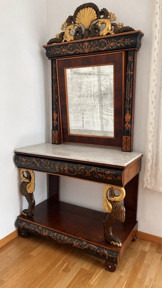 Consola antigua con espejo y mármol