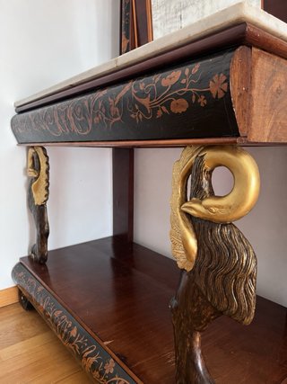 Consola antigua con espejo y mármol