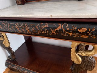 Consola antigua con espejo y mármol