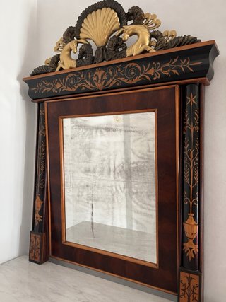 Consola antigua con espejo y mármol