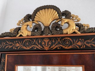 Consola antigua con espejo y mármol