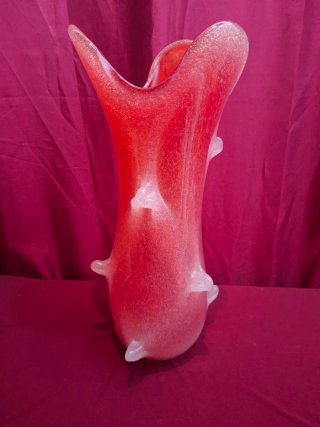 Jarrón de cristal rojo con espigas