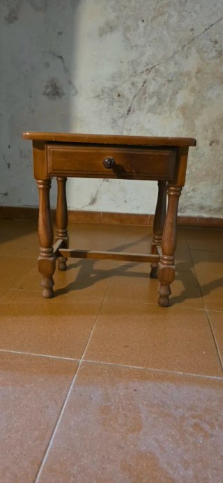 Mesita de noche de madera con cajón