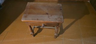 Mesita de noche de madera con cajón