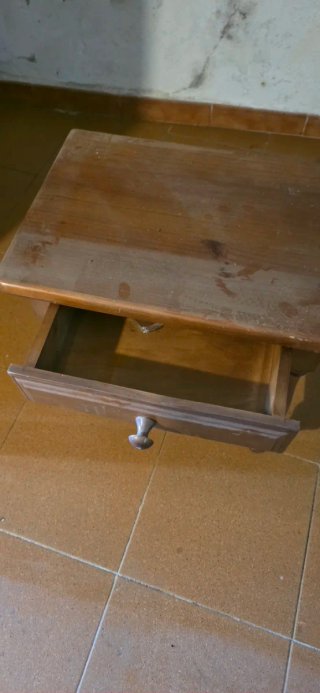 Mesita de noche de madera con cajón