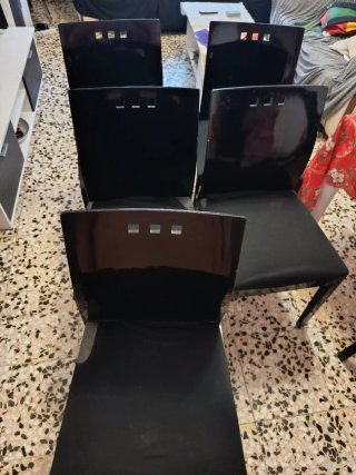 Seis sillas de comedor  una está rota