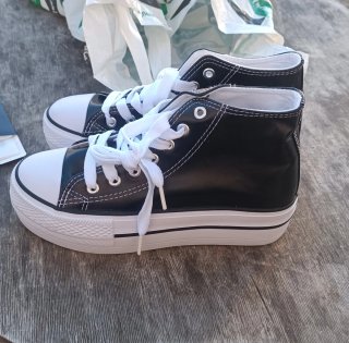 Zapatillas altas negras y blancas