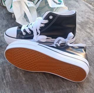 Zapatillas altas negras y blancas