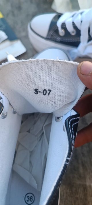 Zapatillas altas negras y blancas