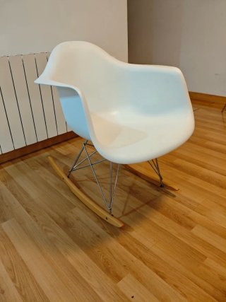 Silla balancín blanca moderna