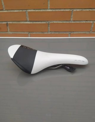 FIZIK Aliante R3 Kium 234 grs.Sillín NUEVO. ENVÍO!