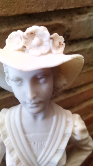 Figura di donna in pietra