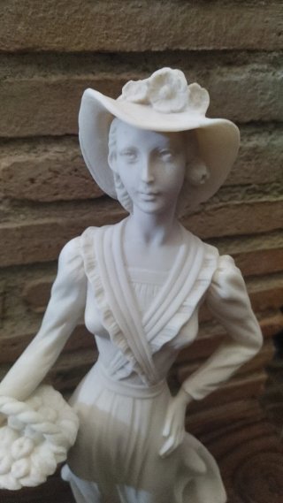 Figura di donna in pietra