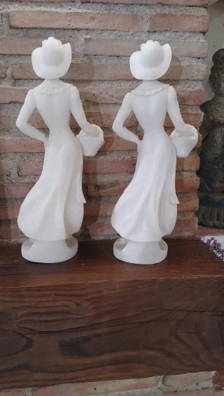 Figuras de mujer de piedra.