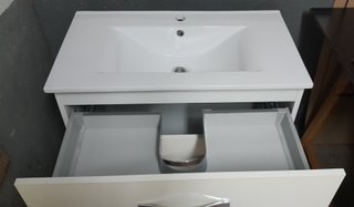 Mueble de baño con lavabo y espejo
