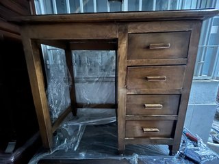 Escritorio antiguo de madera