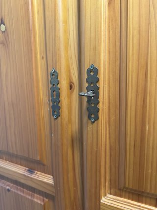 Armario de madera de pino