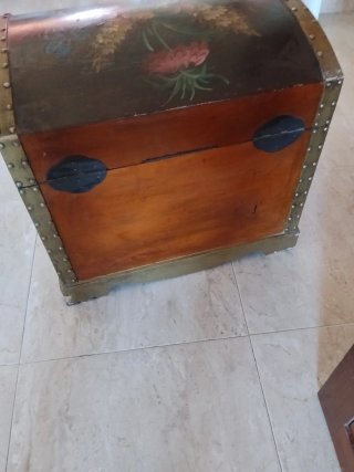 Baúl antiguo de madera con estampado floral.