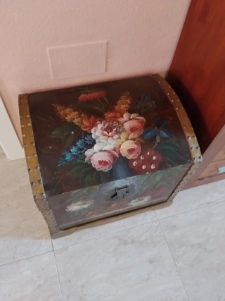 Baúl antiguo de madera con estampado floral.