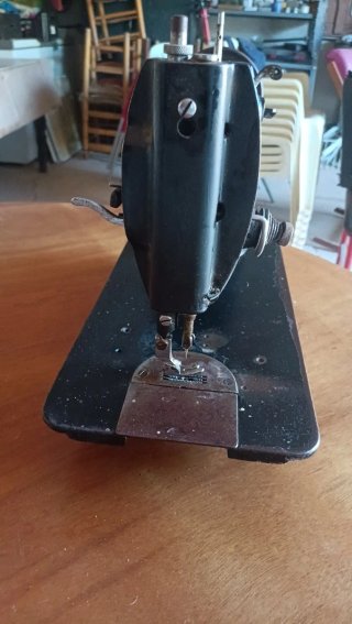 Máquina de coser antigua Refrey