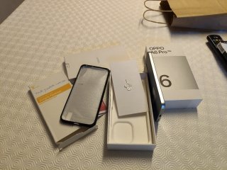 Cellulare Oppo A6 Pro 5G grigio + 2 custodie