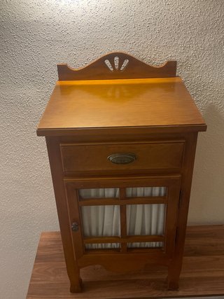Mesita de noche de madera. Como nueva