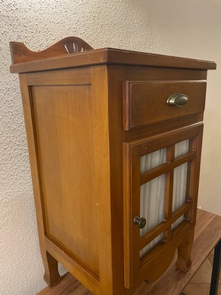 Mesita de noche de madera. Como nueva