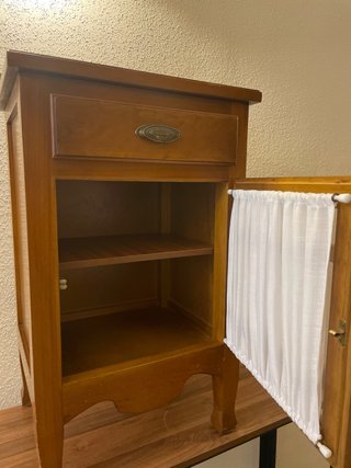 Mesita de noche de madera. Como nueva