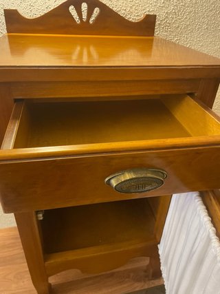 Mesita de noche de madera. Como nueva