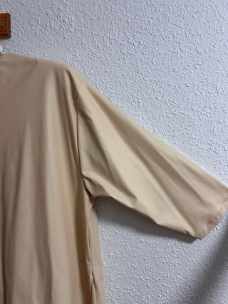 Chaqueta beige con charreteras doradas