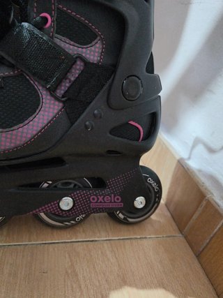 Patines en línea negros y rosas