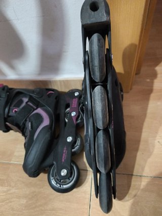 Patines en línea negros y rosas