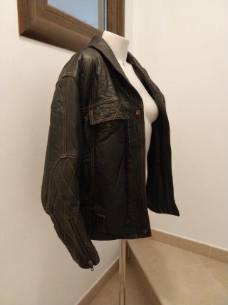 Cazadora de piel negra y marrón