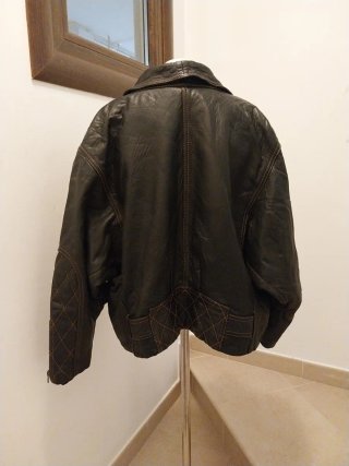 Cazadora de piel negra y marrón