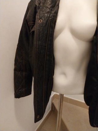 Cazadora de piel negra y marrón