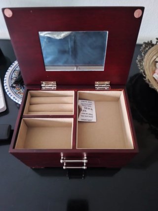 Portagioie in legno.