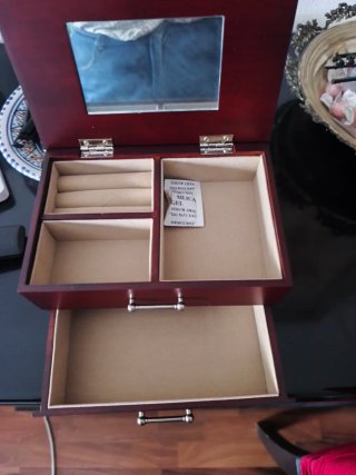 Portagioie in legno.
