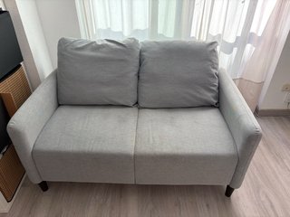 Sofá 2 plazas gris tela. Comprado en Ikea.