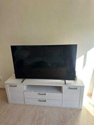Mueble TV blanco y beige