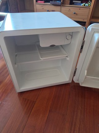 Nevera pequeña Midea con congelador