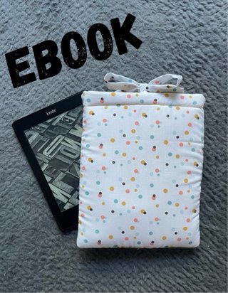 Funda Ebook lunares