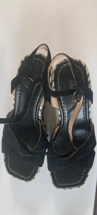 Sandalias cuña Alma en Pena ante negro