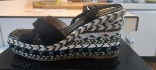 Sandalias cuña Alma en Pena ante negro